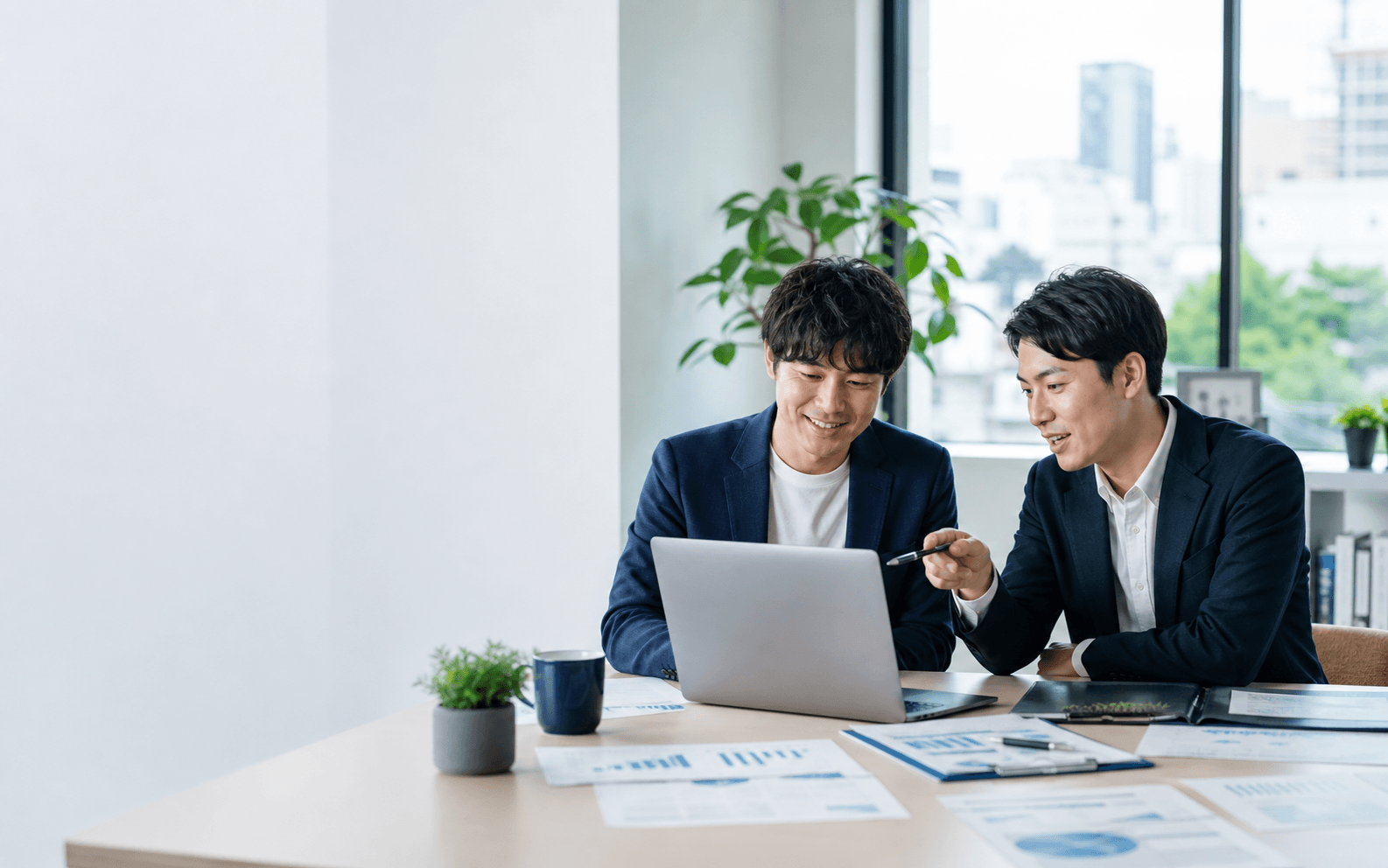 事業者と業務改善について相談している様子